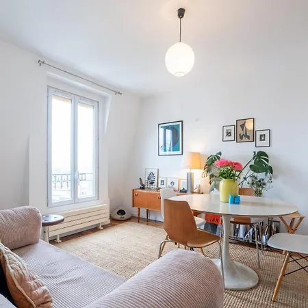 Above Montmartre With Views, Light And Quiet דירה
